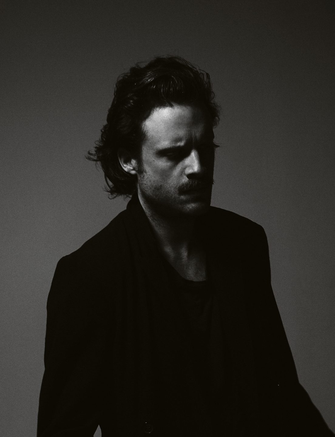 FatherJohnMisty_2017_promo_03_GuyLowndes_1500x2250_300-1104x1440
